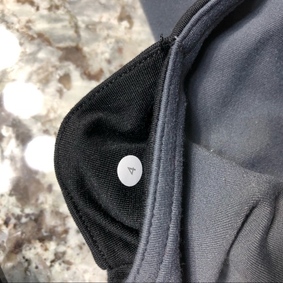 UNWORN Lululemon Wunder Under | size 4 reversible - Picture 9 of 11